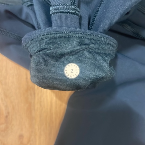 Navy Blue Cropped LuluLemon Women’s Leggings - Picture 7 of 8